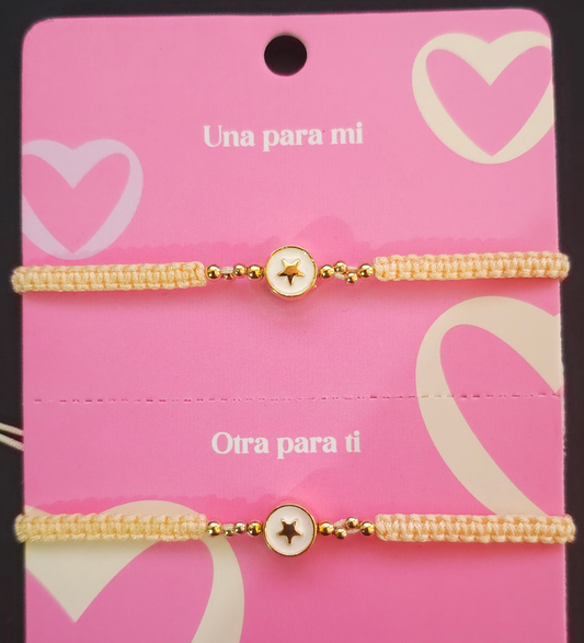 Detalle de pulsera tejida con estrella dorada