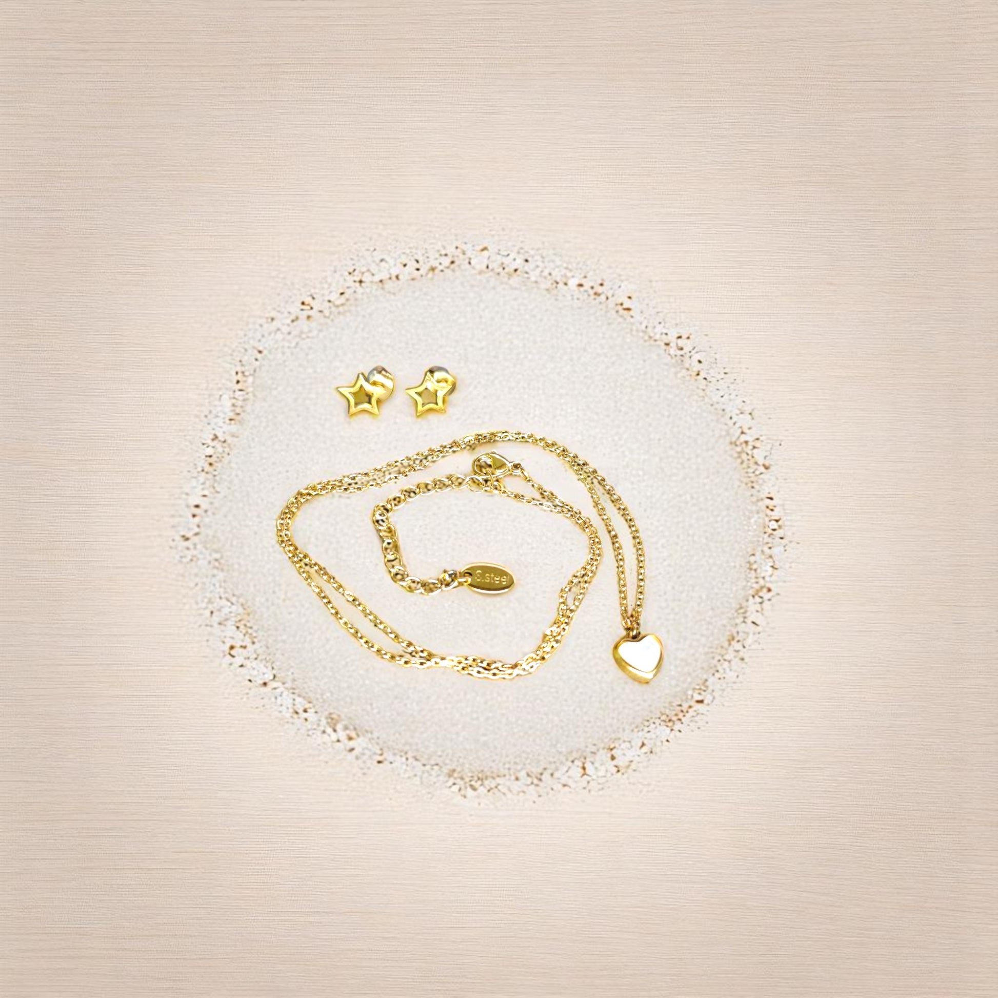 Aretes pequeños en forma de estrella hueca, acabado dorado mate