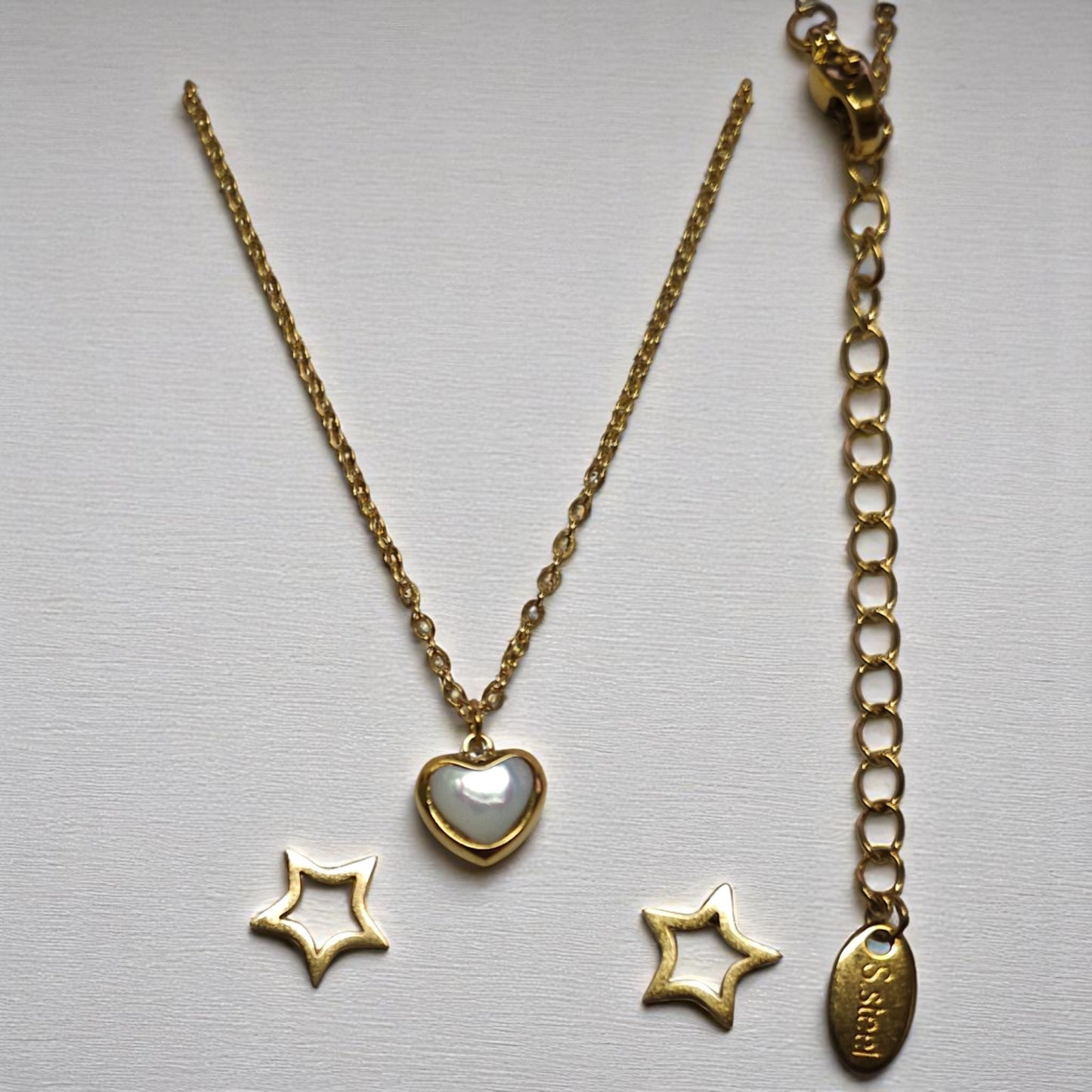 Collar con corazón nacarado y cadena ajustable en baño de oro