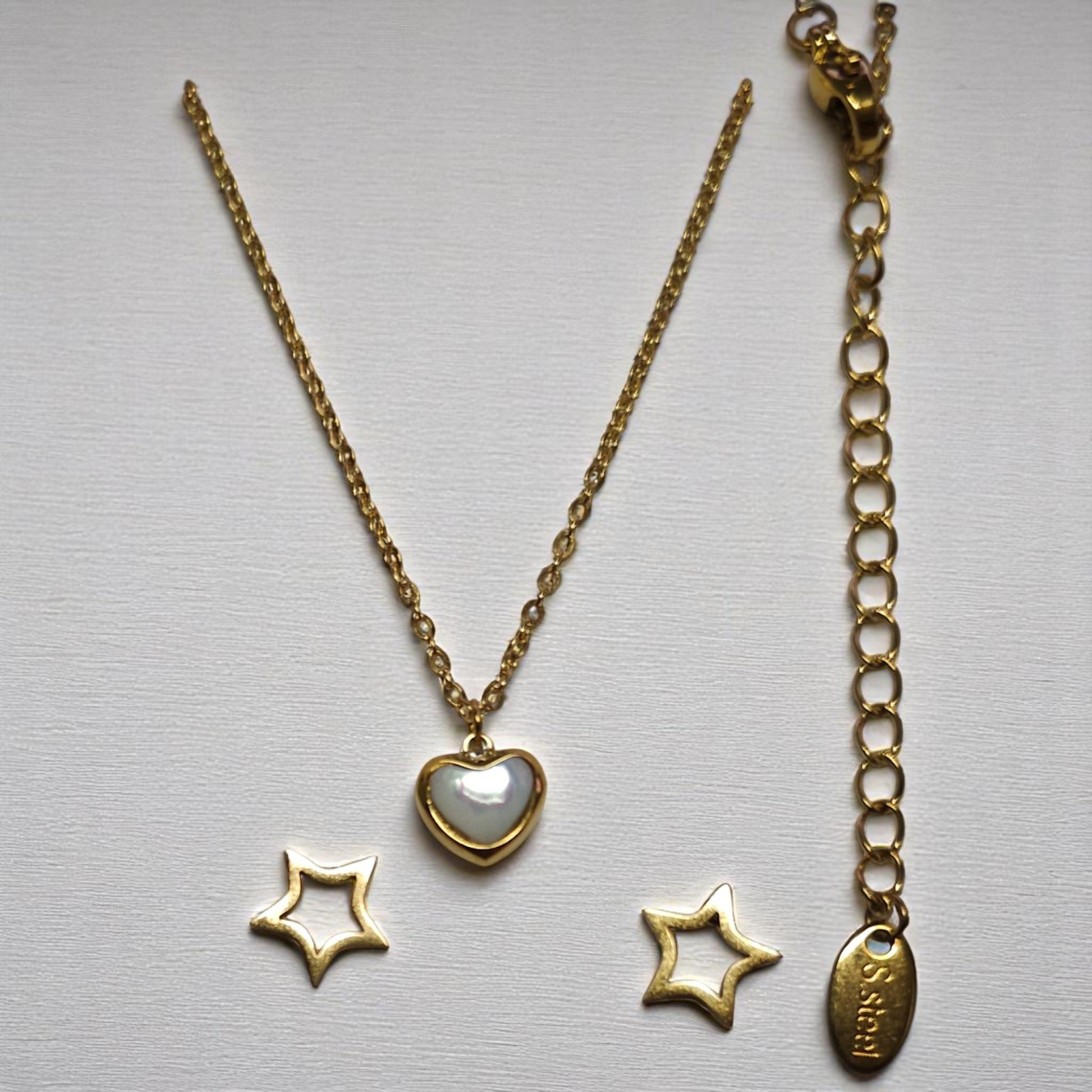 Collar con corazón nacarado y cadena ajustable en baño de oro