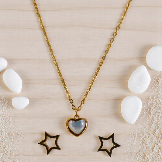 Set de collar dorado con dije de corazón de nácar y aretes de estrella