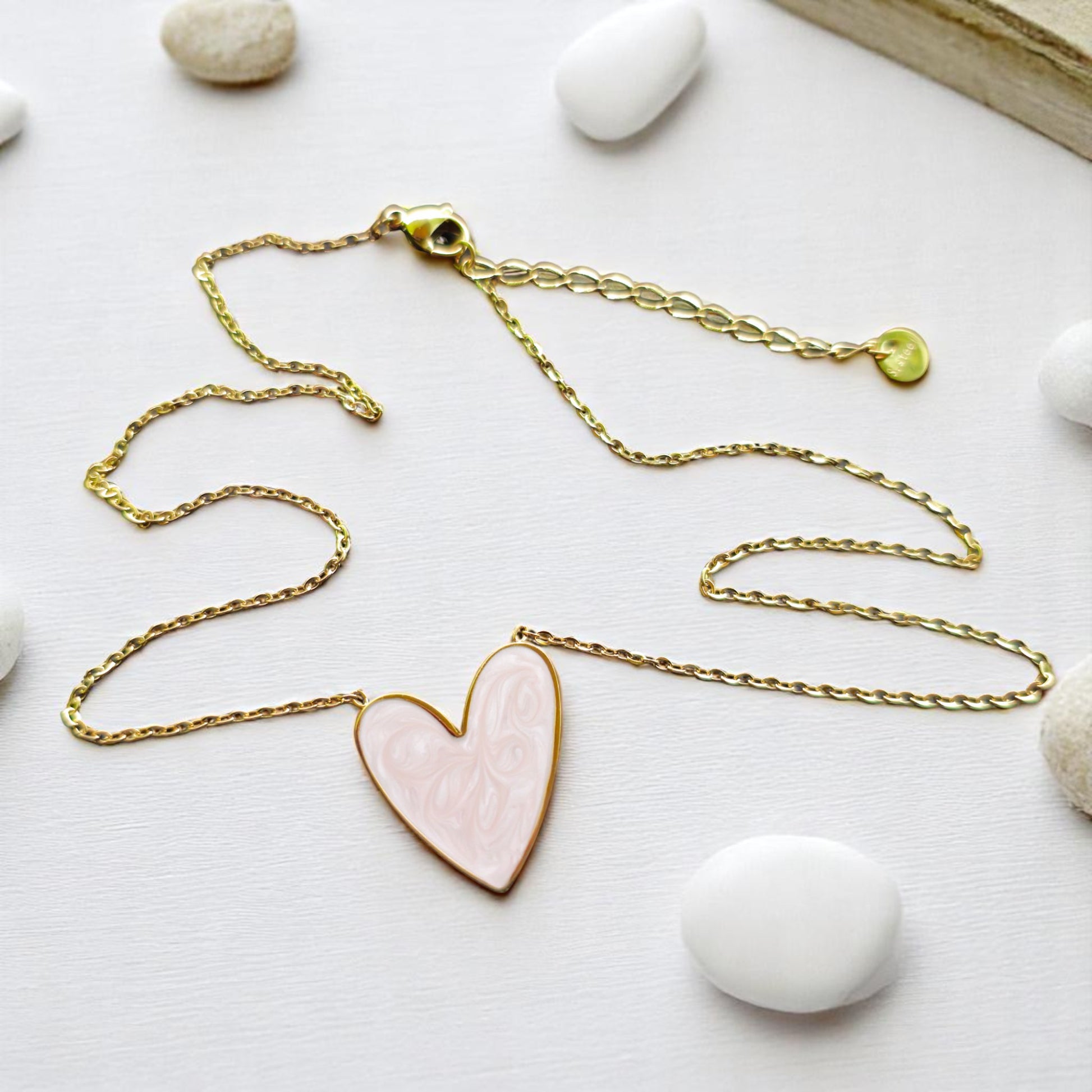 Diseño elegante y romántico de collar esmaltado