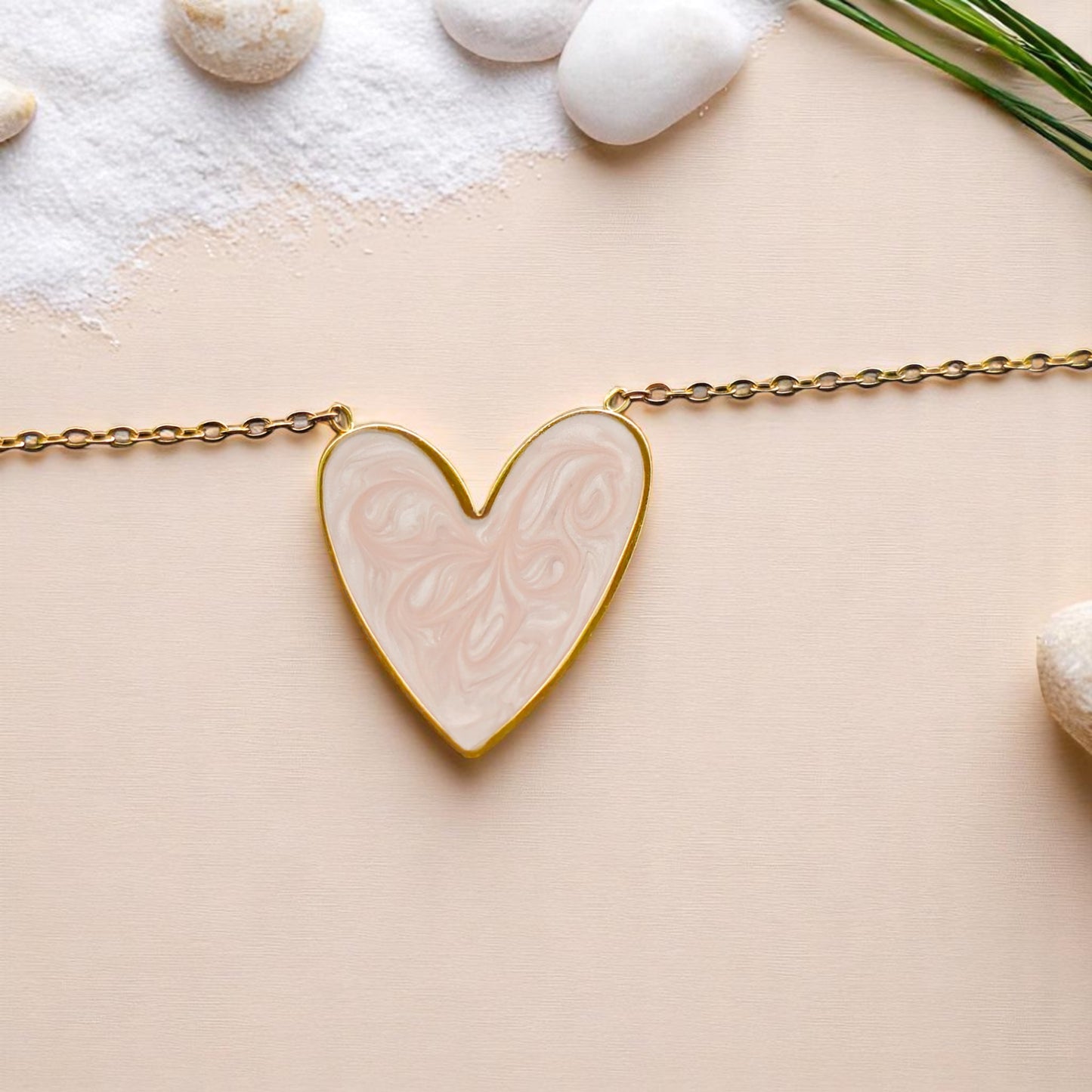 Collar corazón rosa sobre fondo oscuro