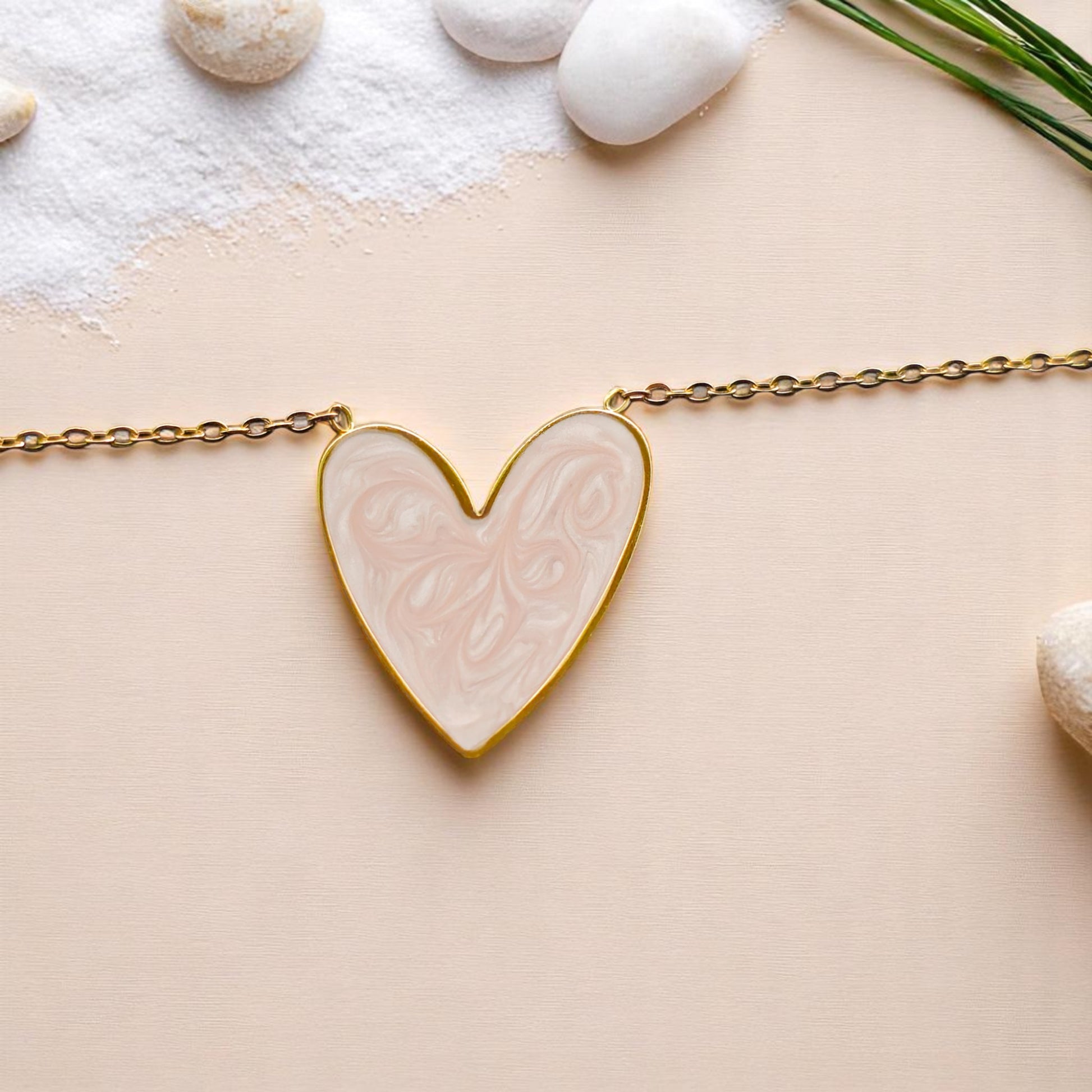Collar corazón rosa sobre fondo oscuro