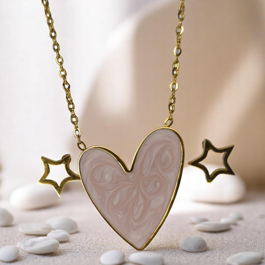 Detalle en primer plano del dije esmaltado en forma de corazón