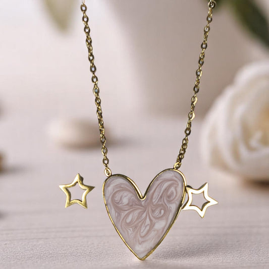 Collar con dije de corazón rosa en cadena dorada