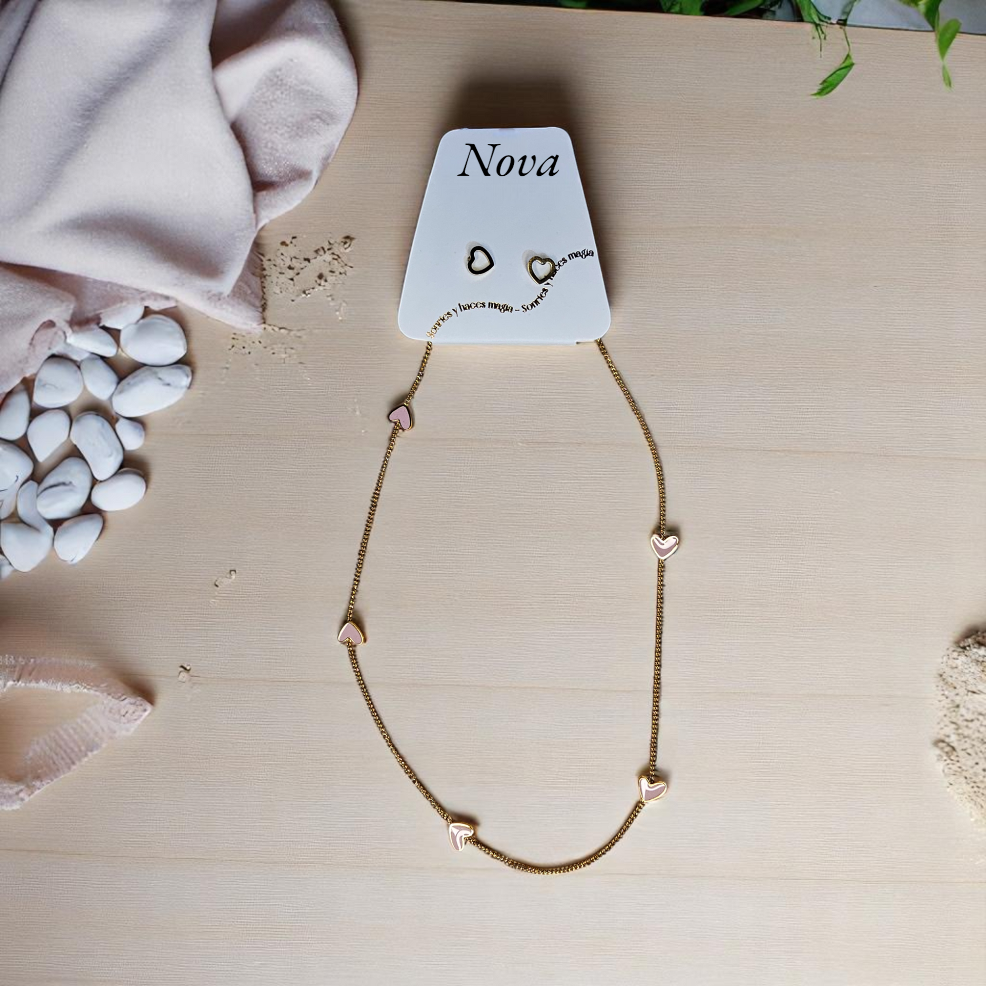 Set de cadena dorada con dijes de corazón rosa y aretes de corazón hueco