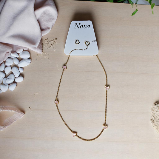 Set de cadena dorada con dijes de corazón rosa y aretes de corazón hueco