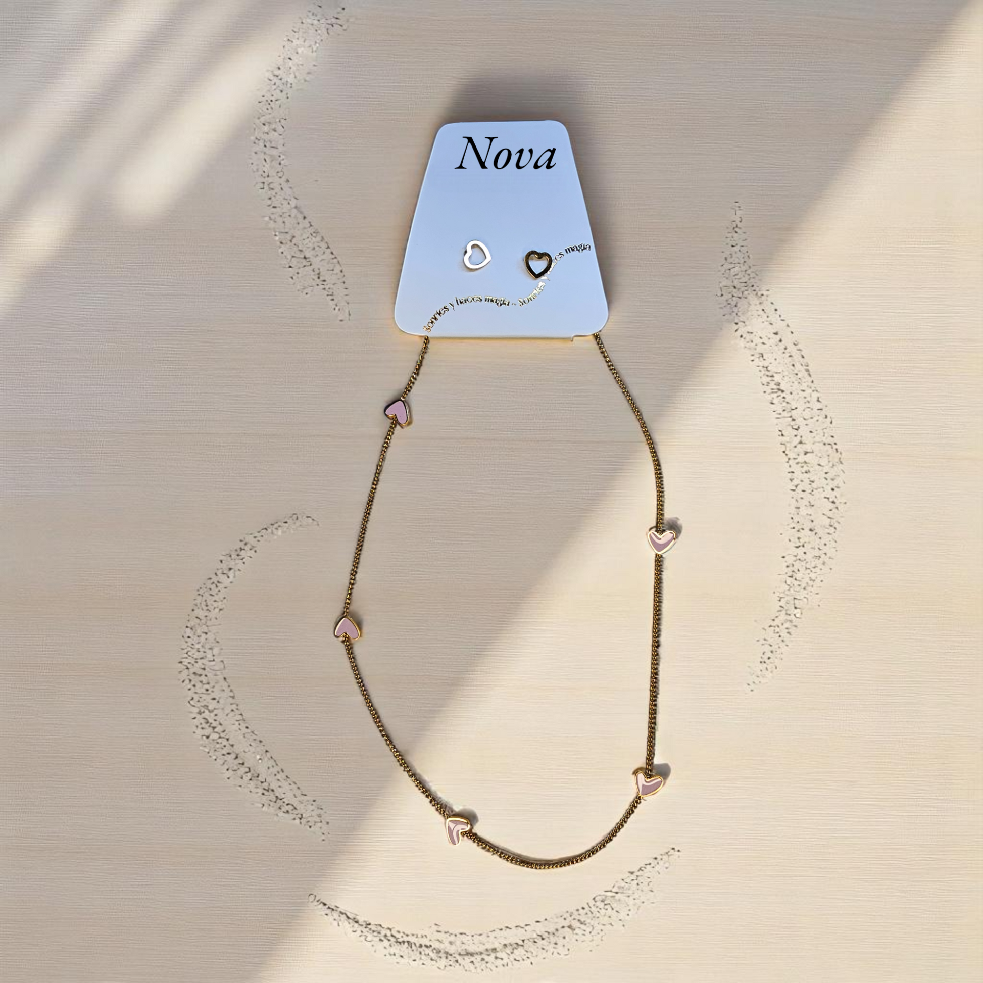 Collar femenino con corazones esmaltados en rosa