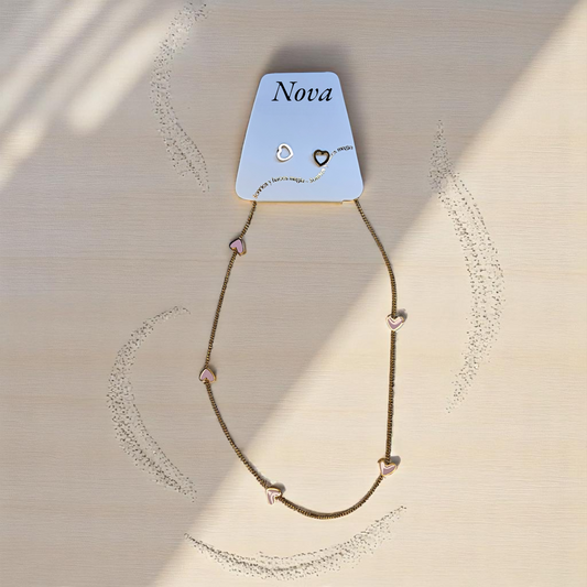 Collar femenino con corazones esmaltados en rosa