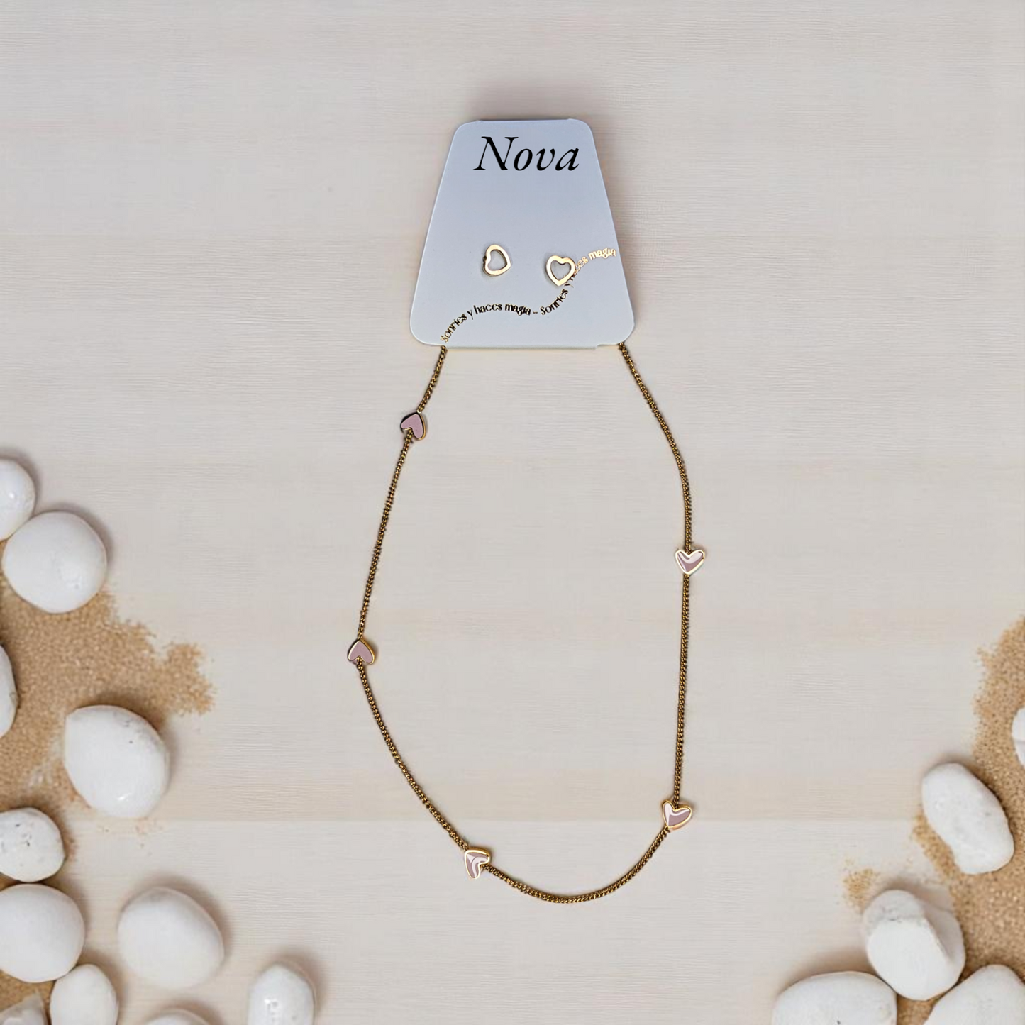 Aretes dorados con forma de corazón delicado