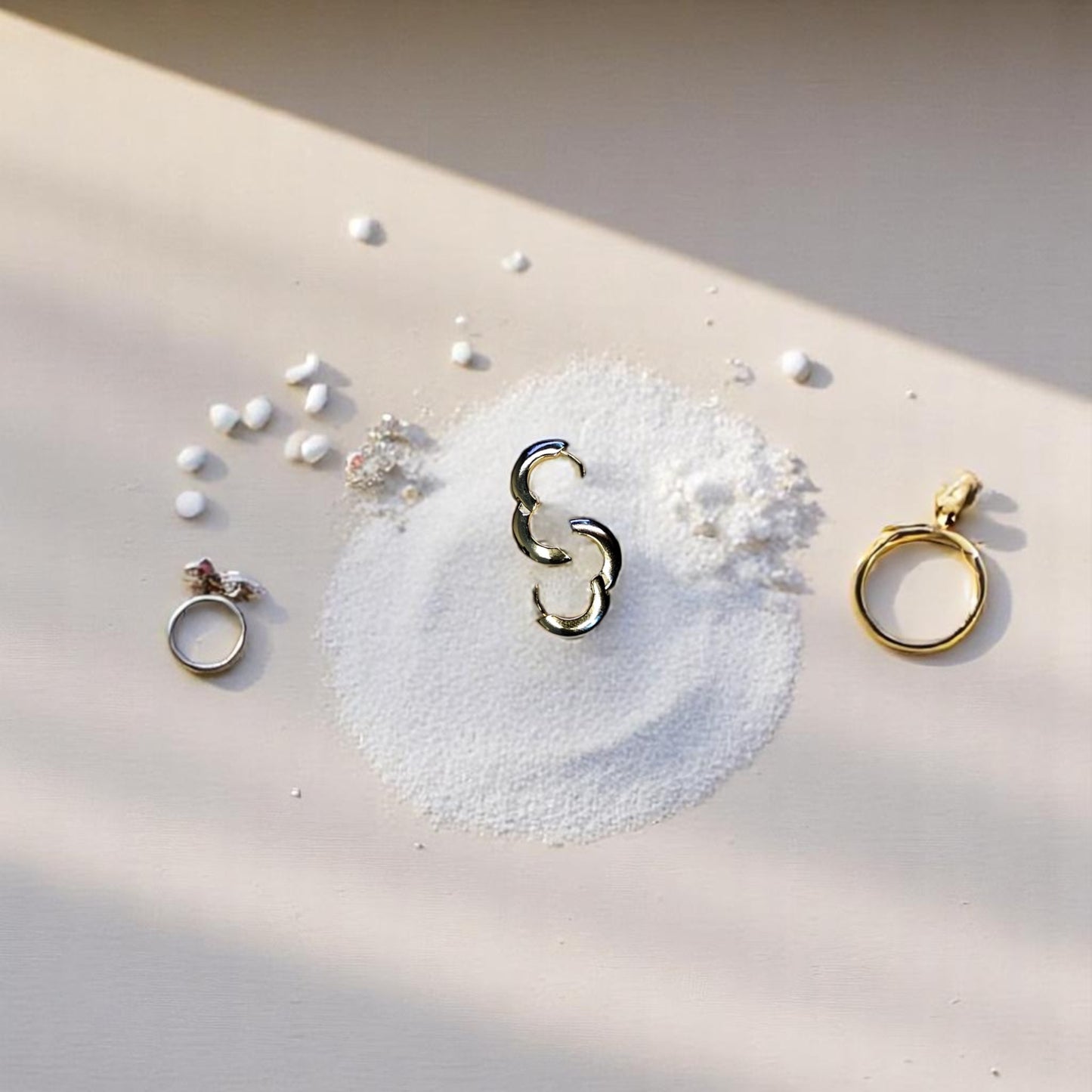 Detalle de la forma redonda y gruesa de los aretes Floripondia