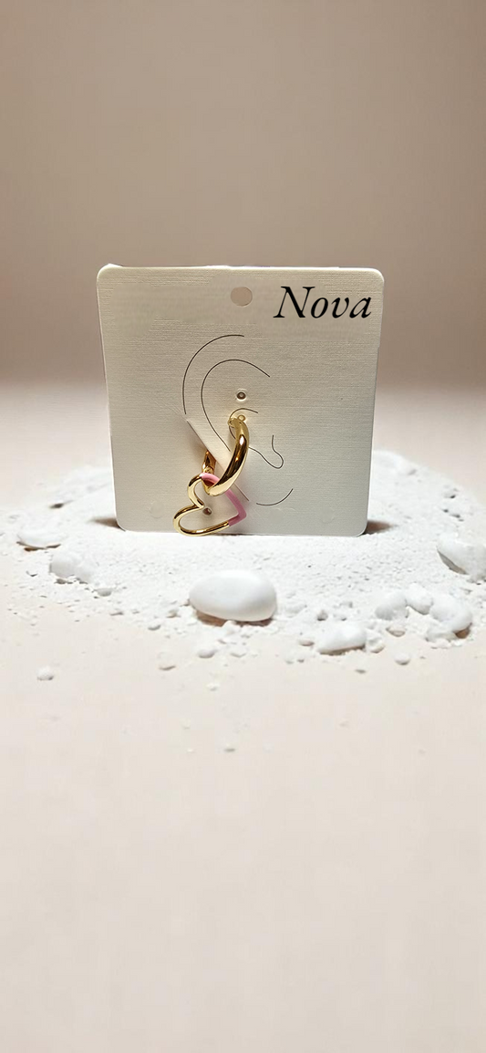 Earcuff dorado con dije de corazón rosa sobre cartón de presentación