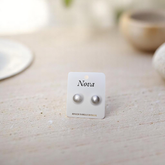 Aretes minimalistas Nova fotografiados en ambiente natural y luminoso