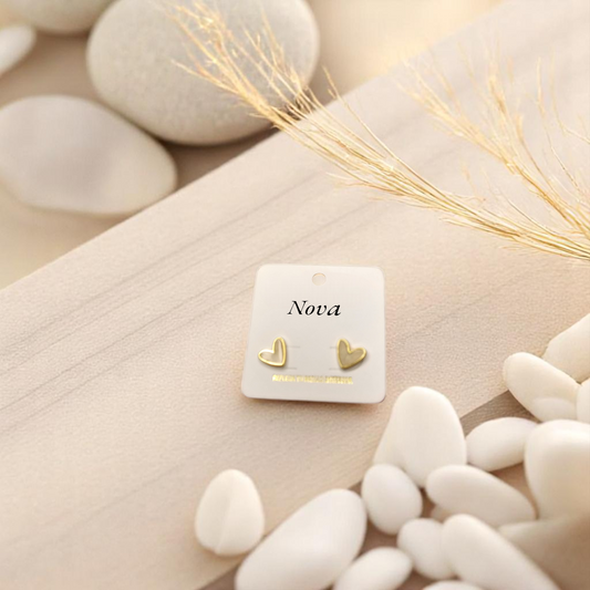 Aretes corazón minimalistas en presentación elegante