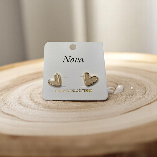 Aretes de corazón dorado Nova sobre fondo de madera clara