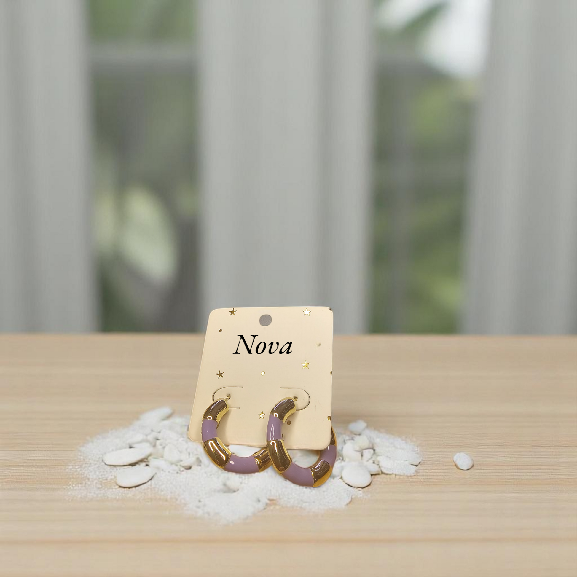 Aretes pequeños de aro esmaltado en color morado