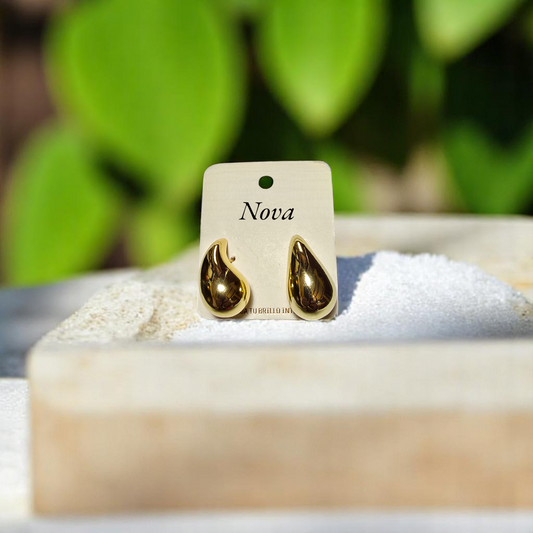 Aretes Gota Lisa Mediana dorados Nova en presentación natural