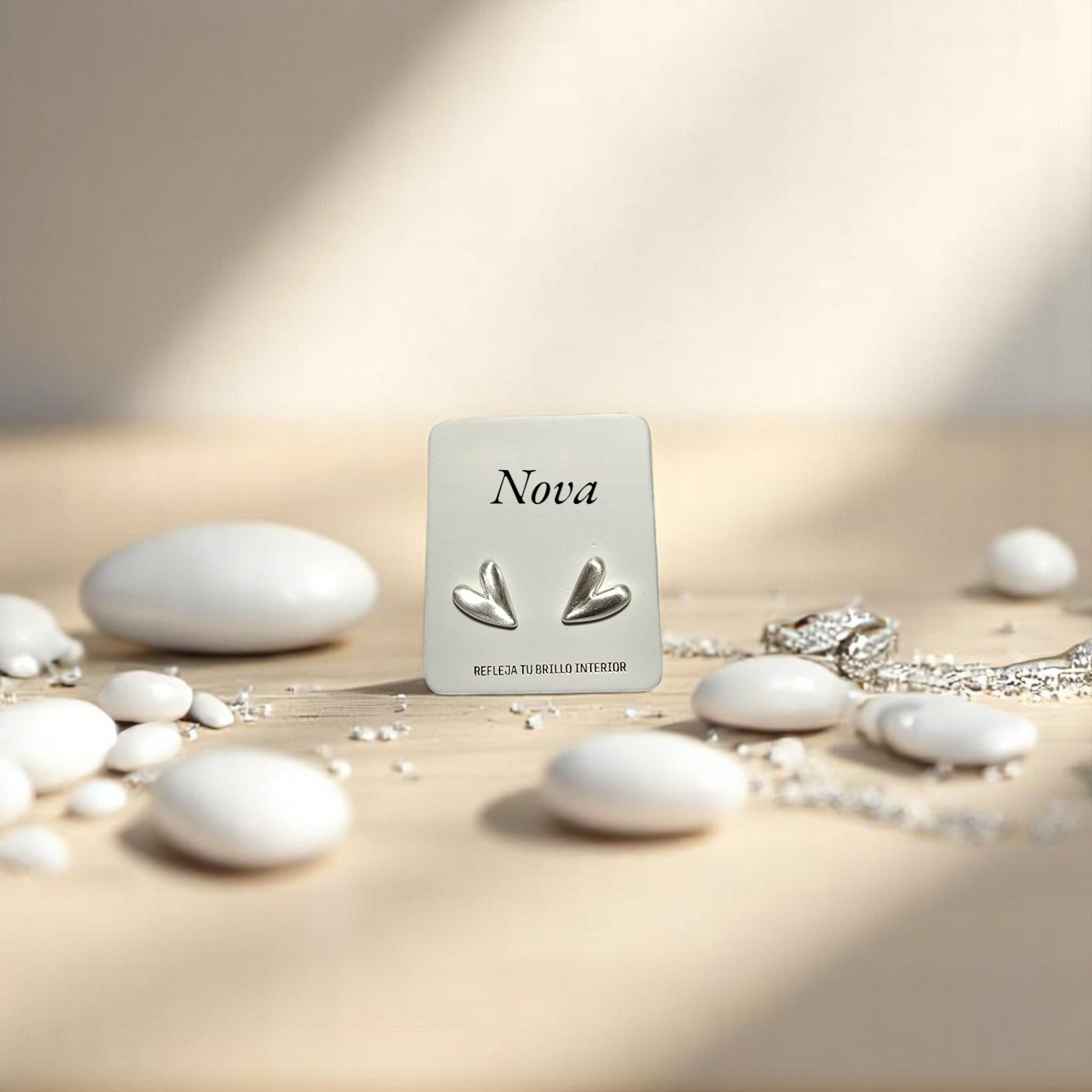 Aretes pequeños de corazón en exhibidor Nova