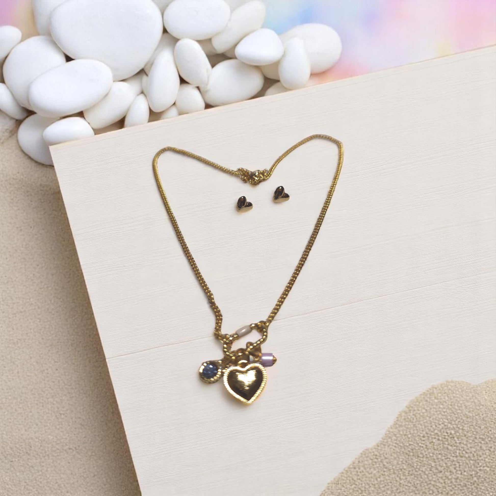 Collar en forma de corazón junto a piedras decorativas blancas