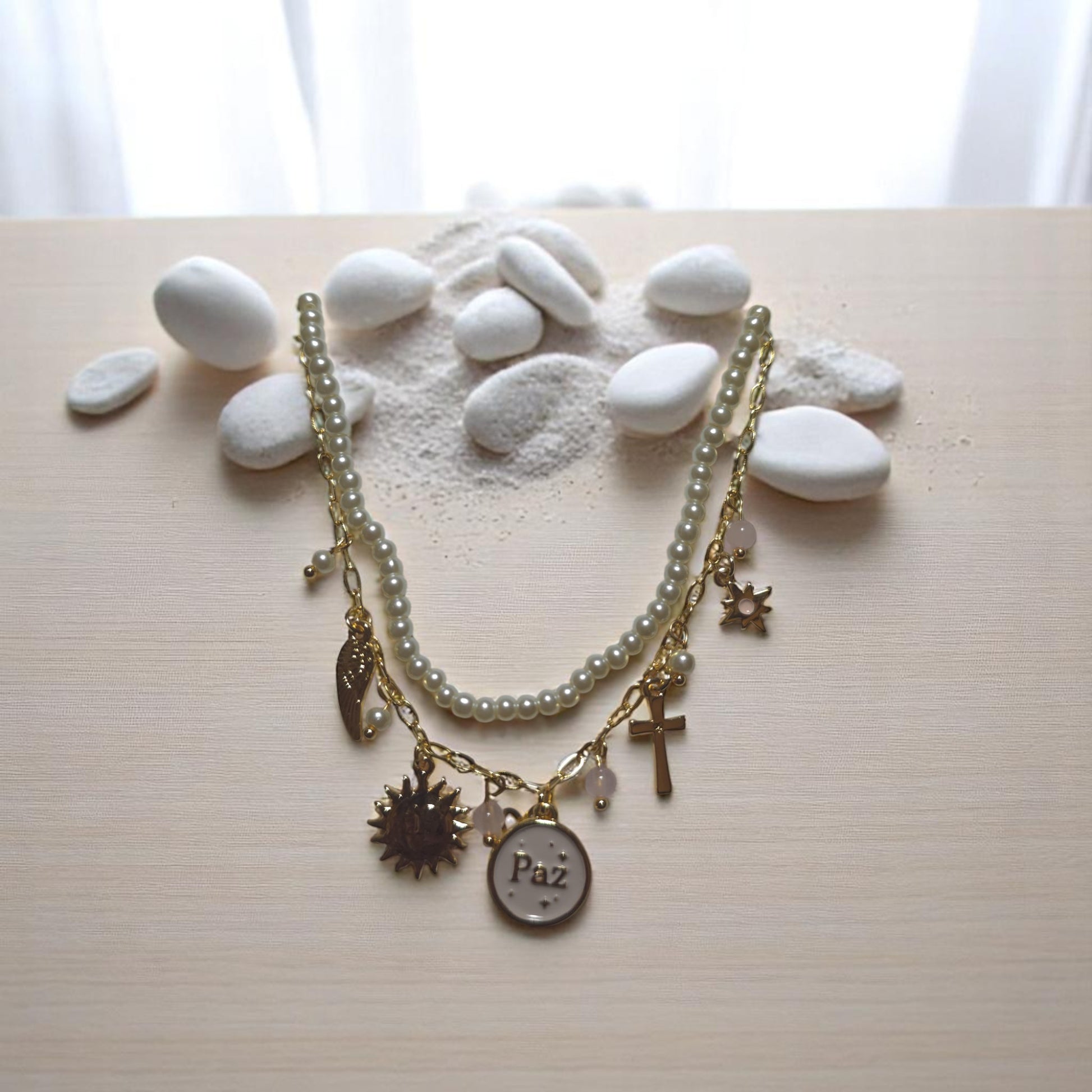 Accesorio de joyería con símbolos religiosos y espirituales