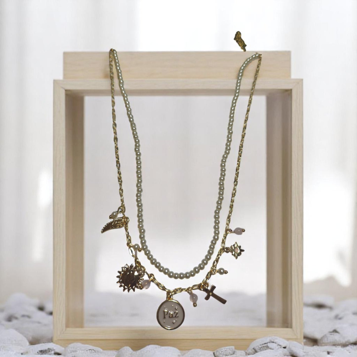Collar dorado con perlas sintéticas y dijes de protección