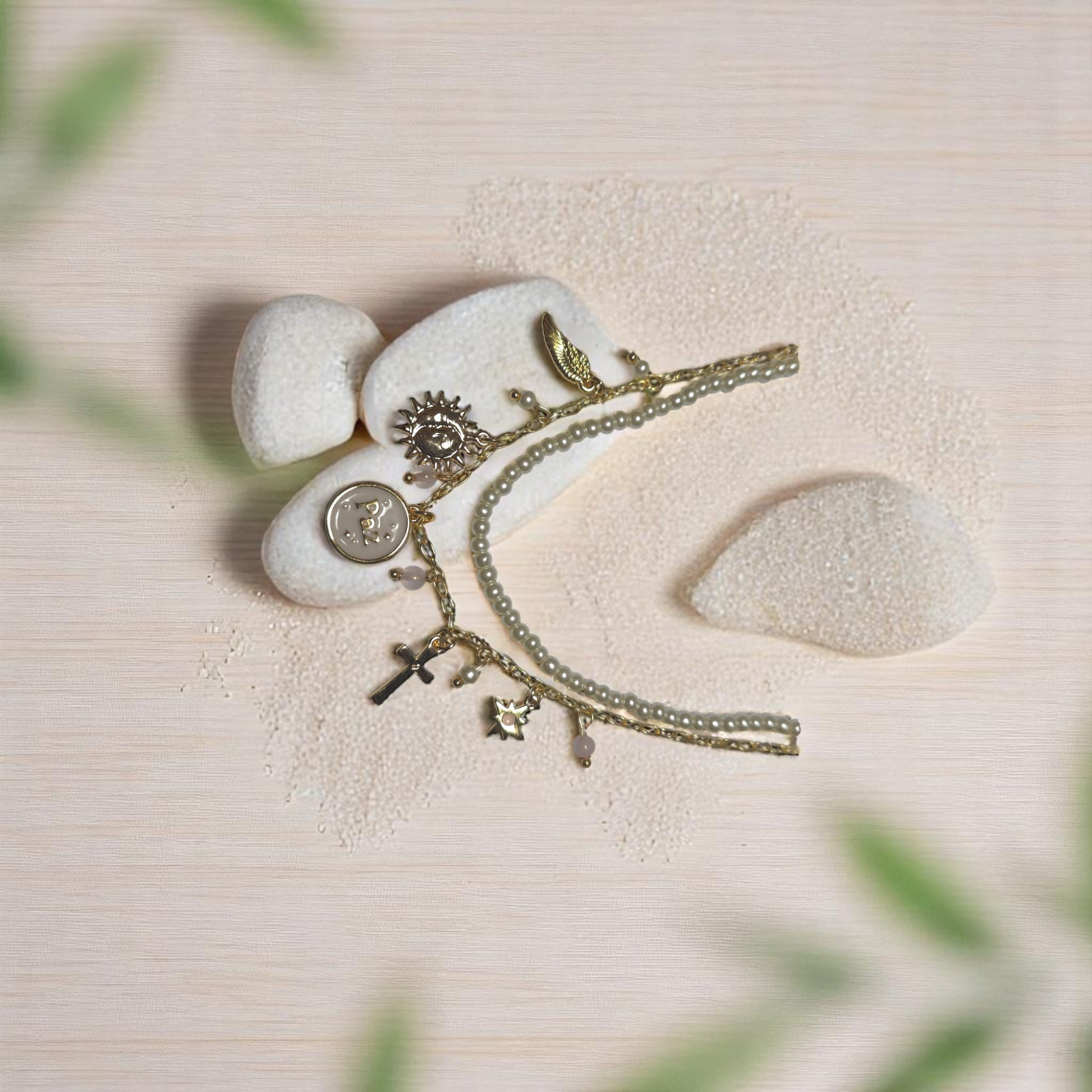 Accesorio de joyería con símbolos religiosos y espirituales