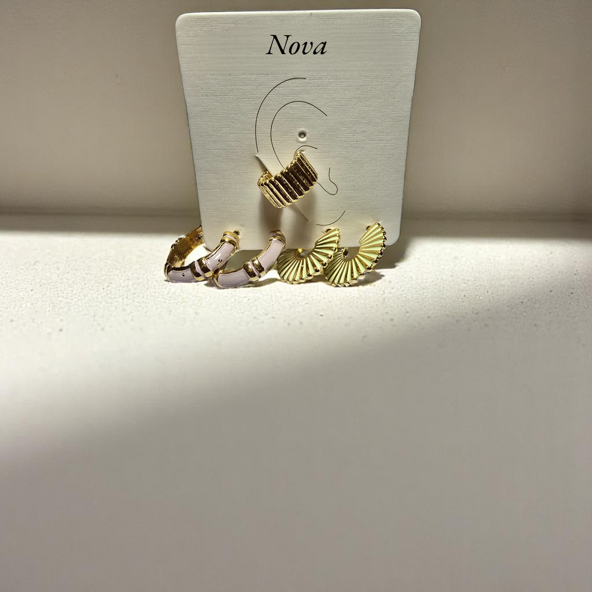Collar dorado con dije de corazón y cristal azul sobre fondo de madera clara