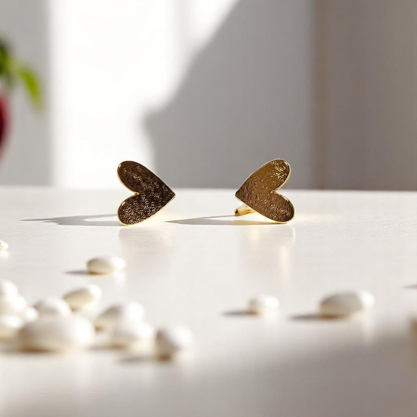 Aretes con acabado texturizado en forma de corazón