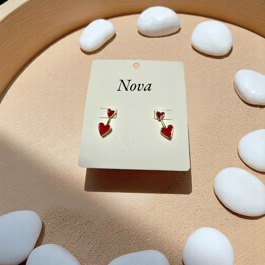 Aretes doble corazón rojo en presentación sobre base blanca