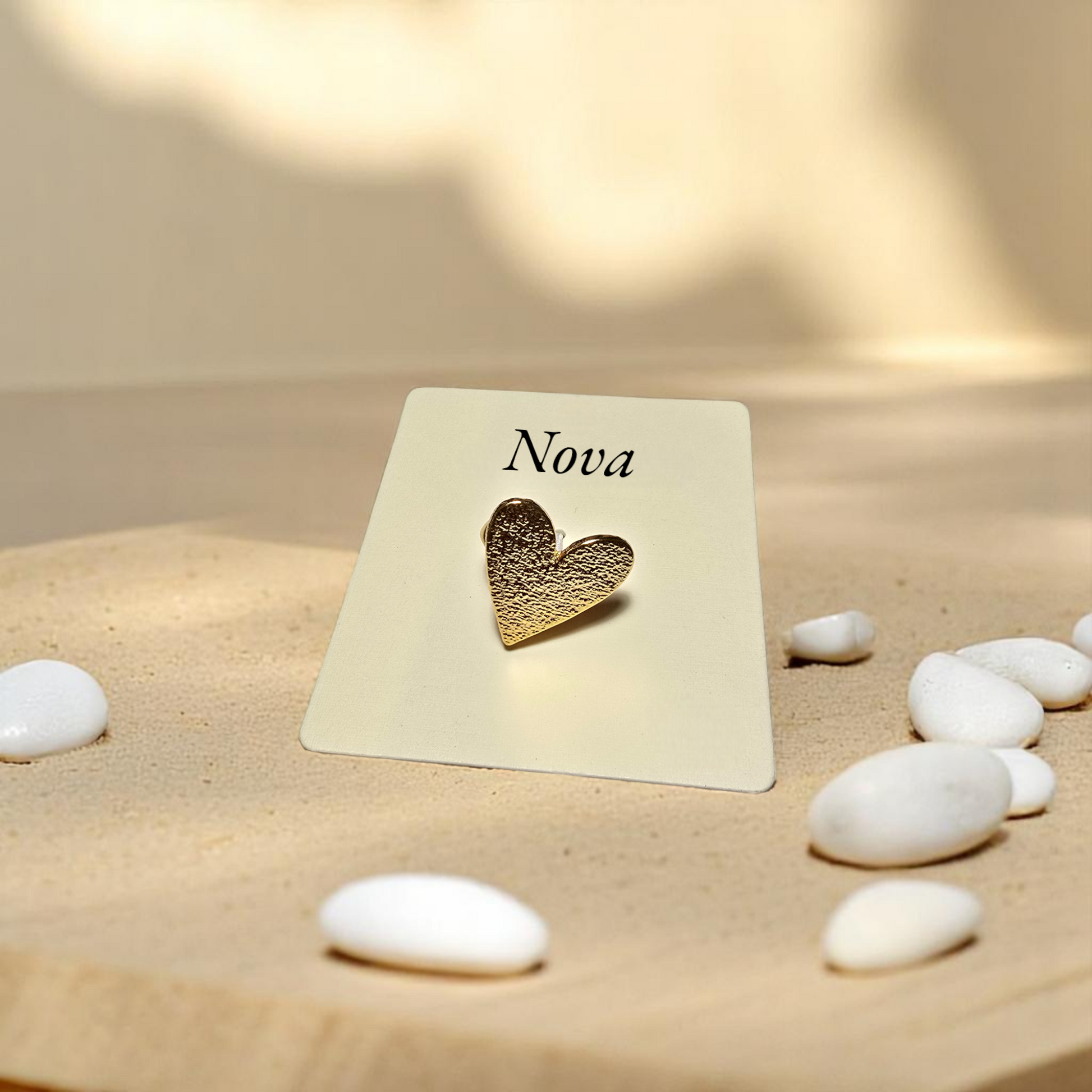 Anillo Nova dorado en forma de corazón con acabado texturizado