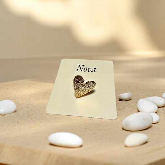 Anillo Nova dorado en forma de corazón con acabado texturizado