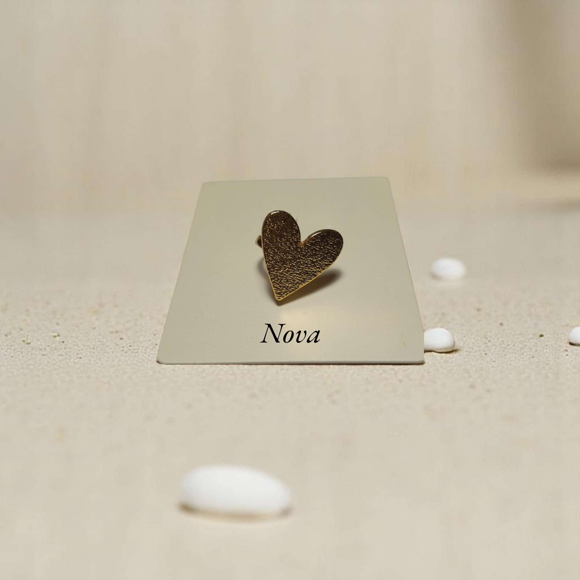 Joya dorada con textura brillante en forma de corazón