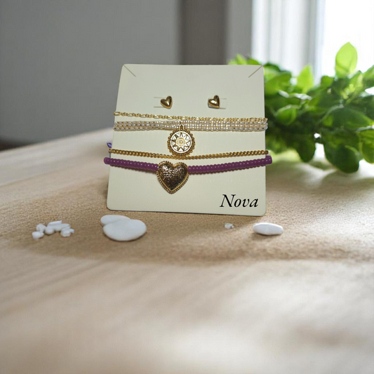 Set de cuatro pulseras doradas con aretes corazón sobre fondo neutro
