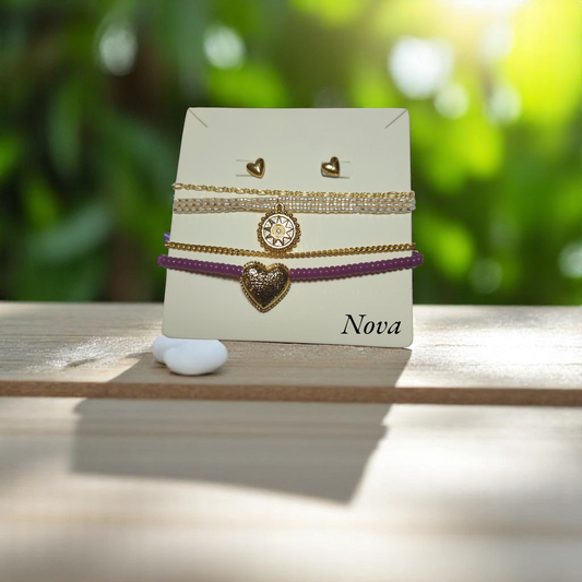Pulseras con dijes de sol y corazón en presentación de marca Nova