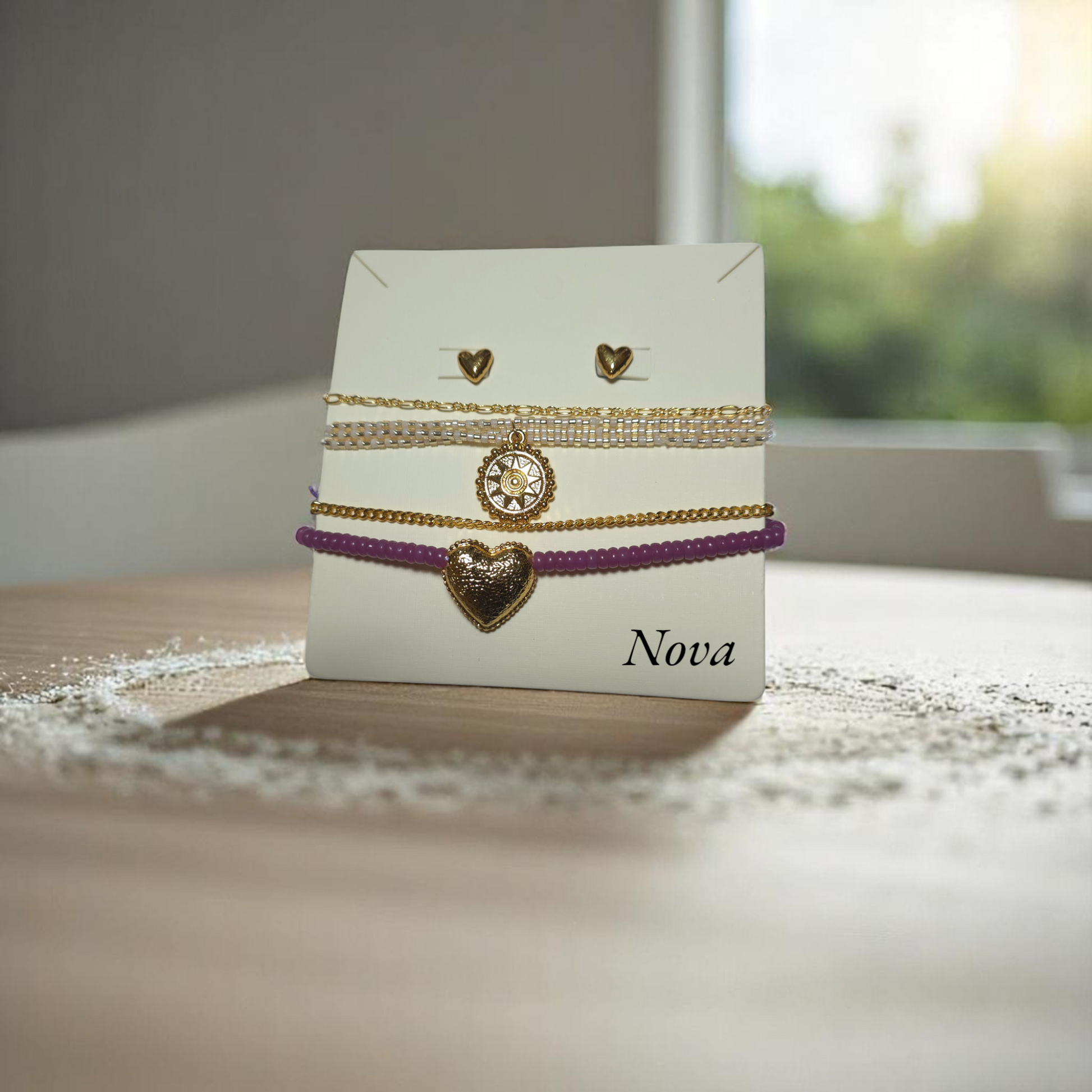 Pulsera ajustable morada con dije de corazón dorado rodeada de piedras blancas