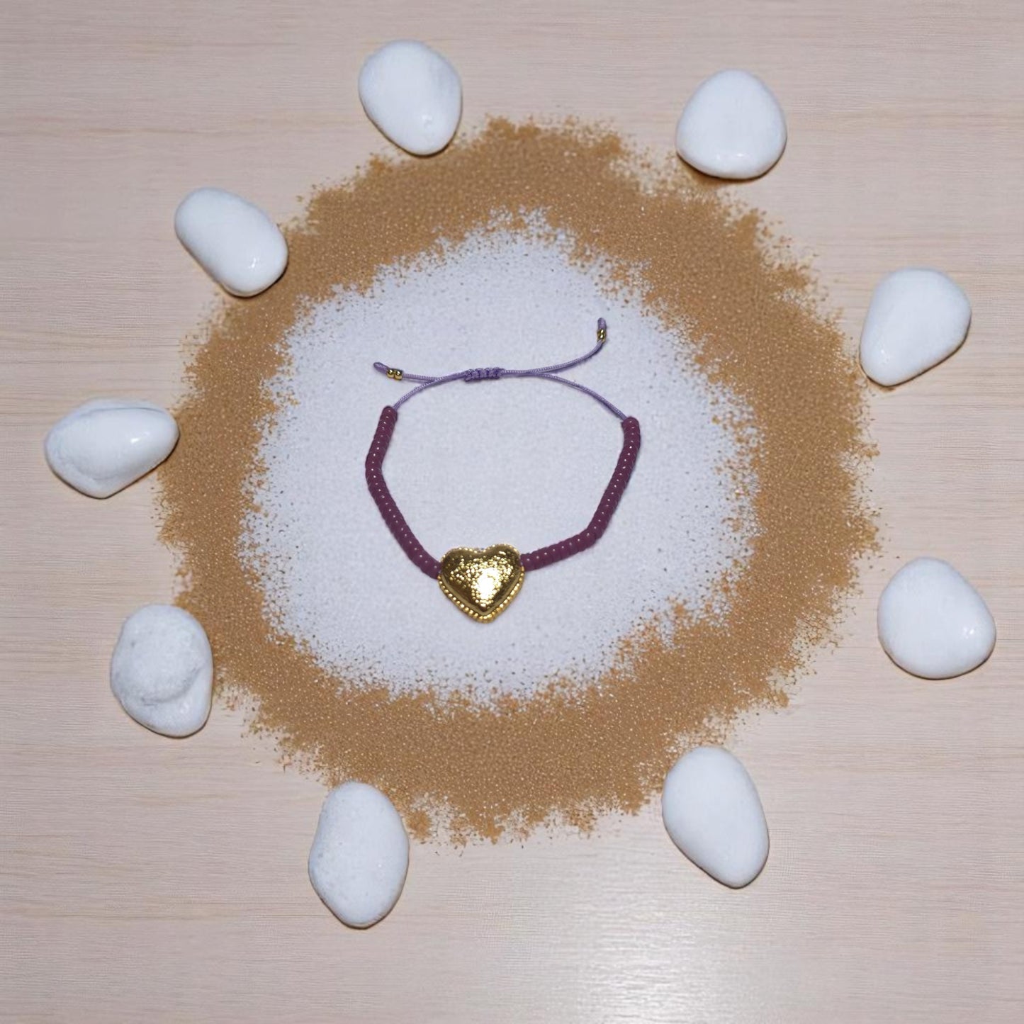 Pulseras con dijes de sol y corazón en presentación de marca Nova