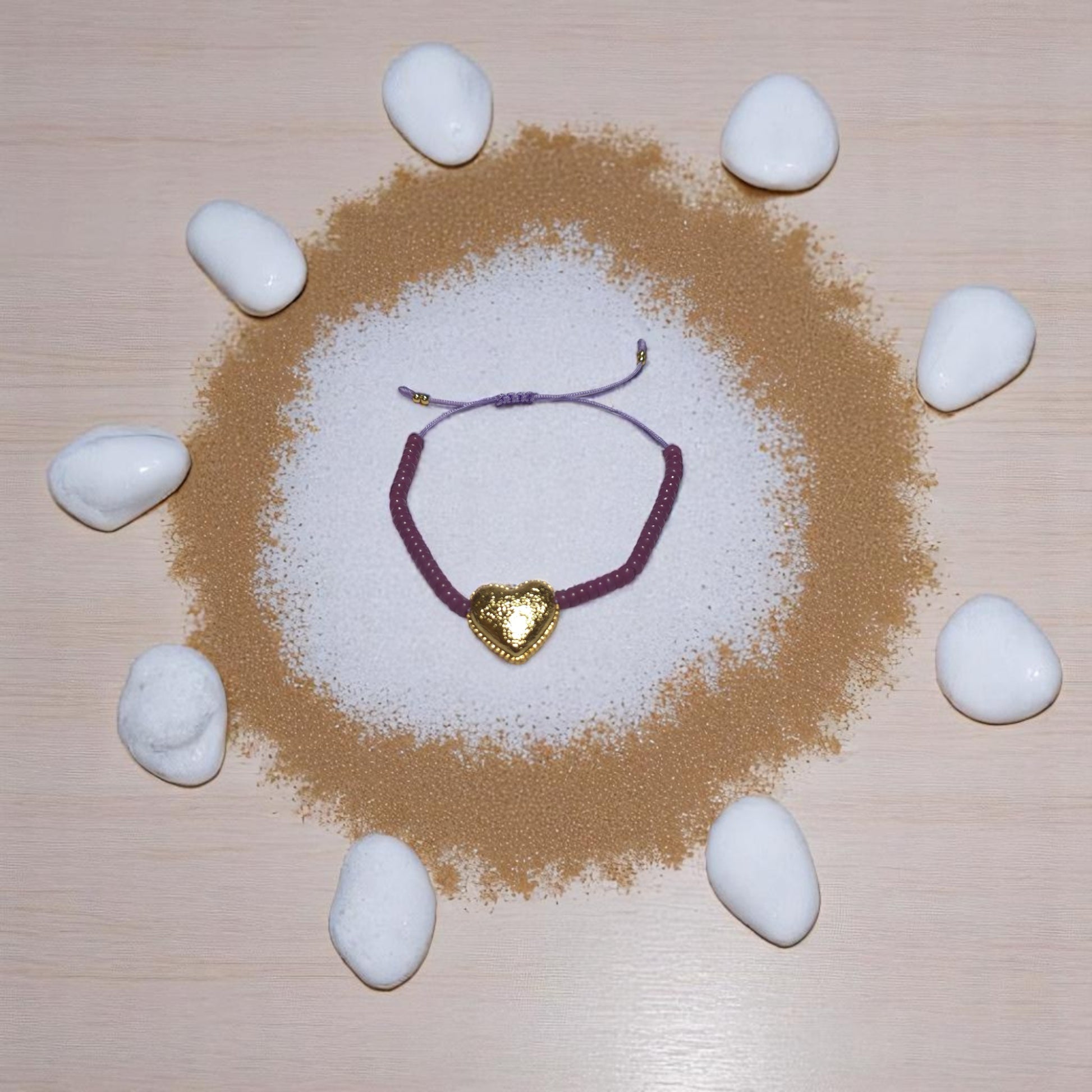 Pulseras con dijes de sol y corazón en presentación de marca Nova