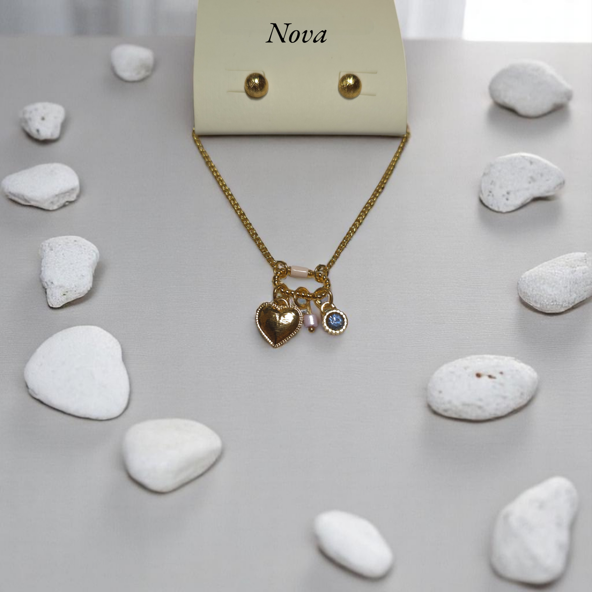 Vista cenital de la pulsera Nova con sombras naturales y piedras decorativas