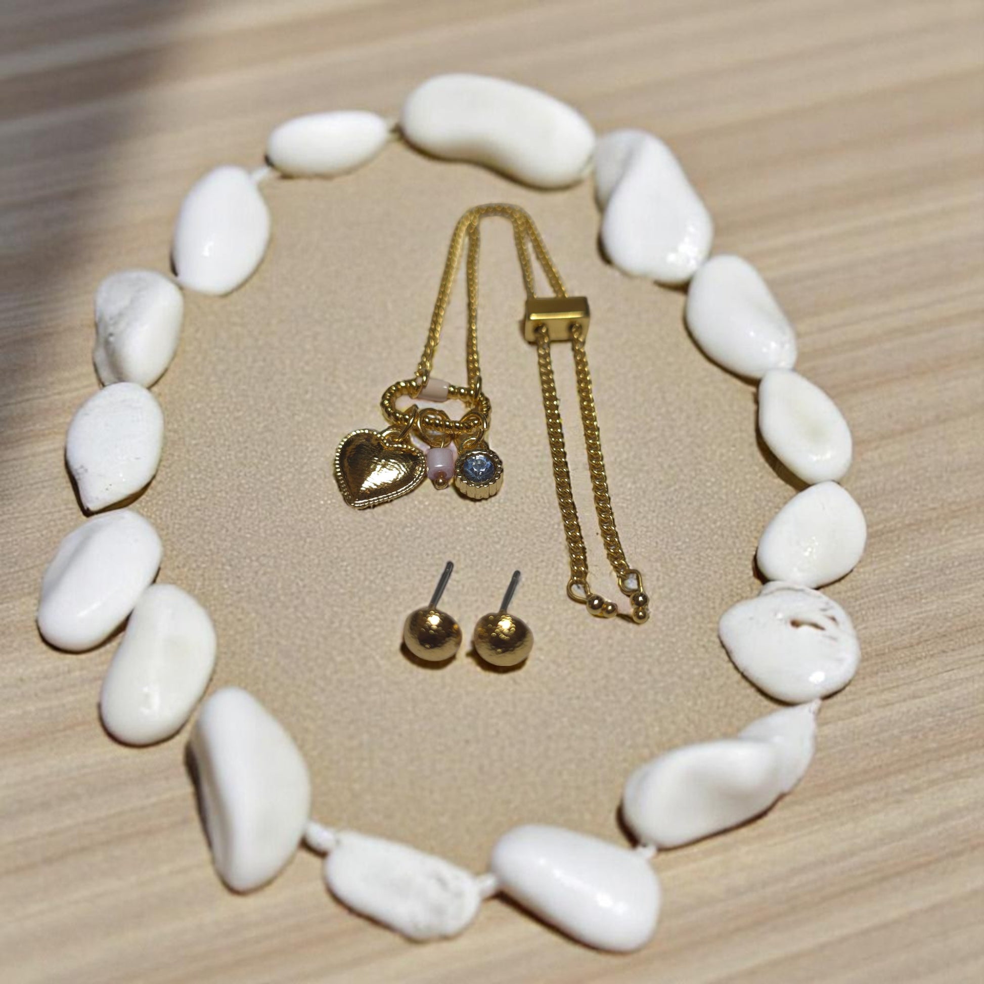 Vista cenital de la pulsera Nova con sombras naturales y piedras decorativas