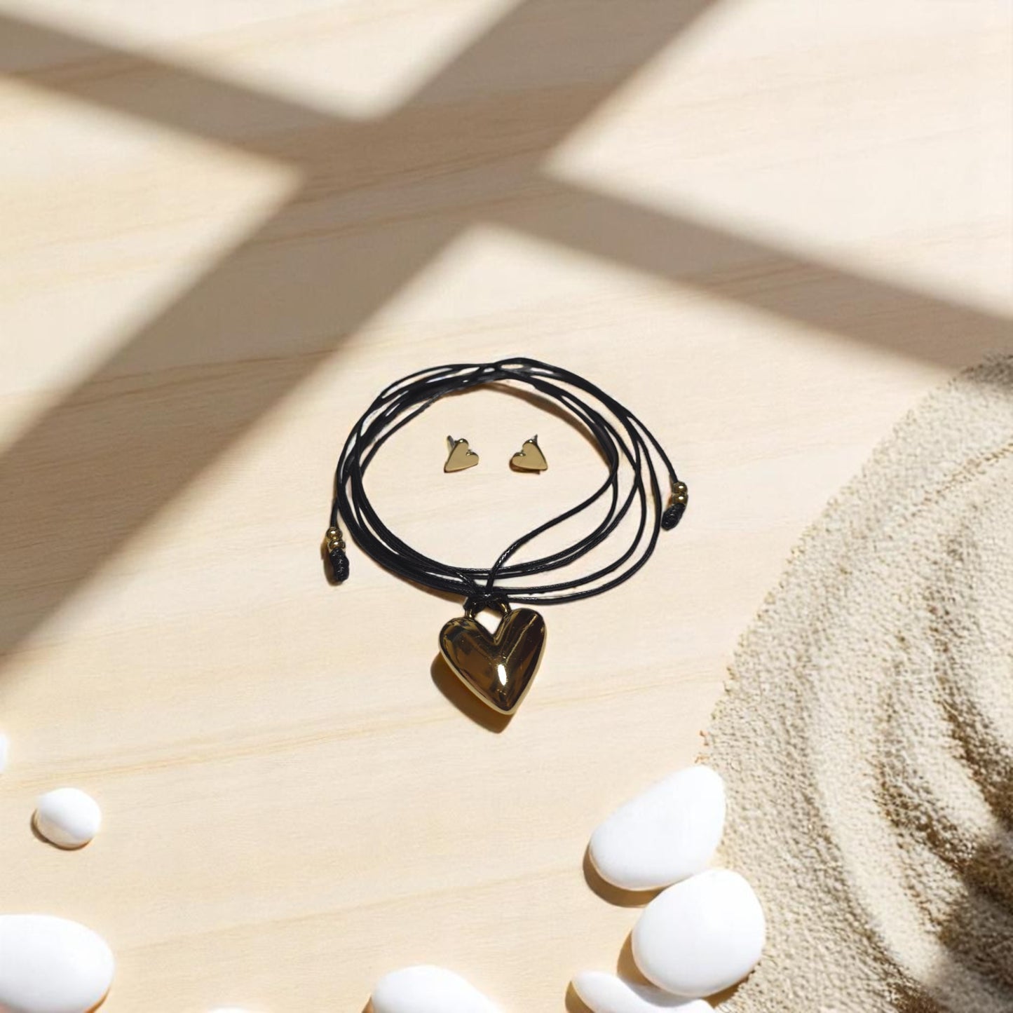 Collar con dije corazón brillante acompañado de aretes dorados