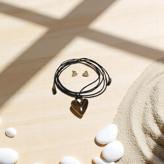 Collar con dije corazón brillante acompañado de aretes dorados