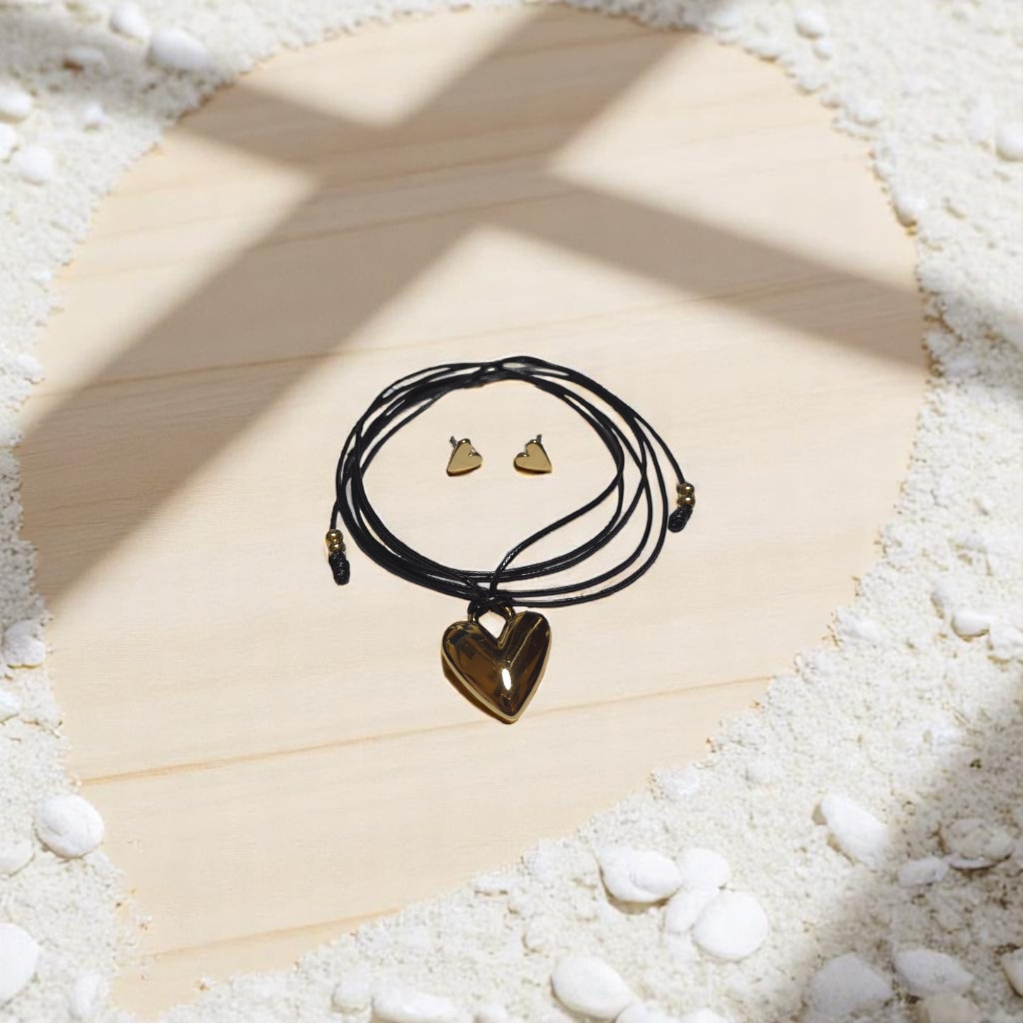 Joyería romántica con diseño de corazón en tono dorado
