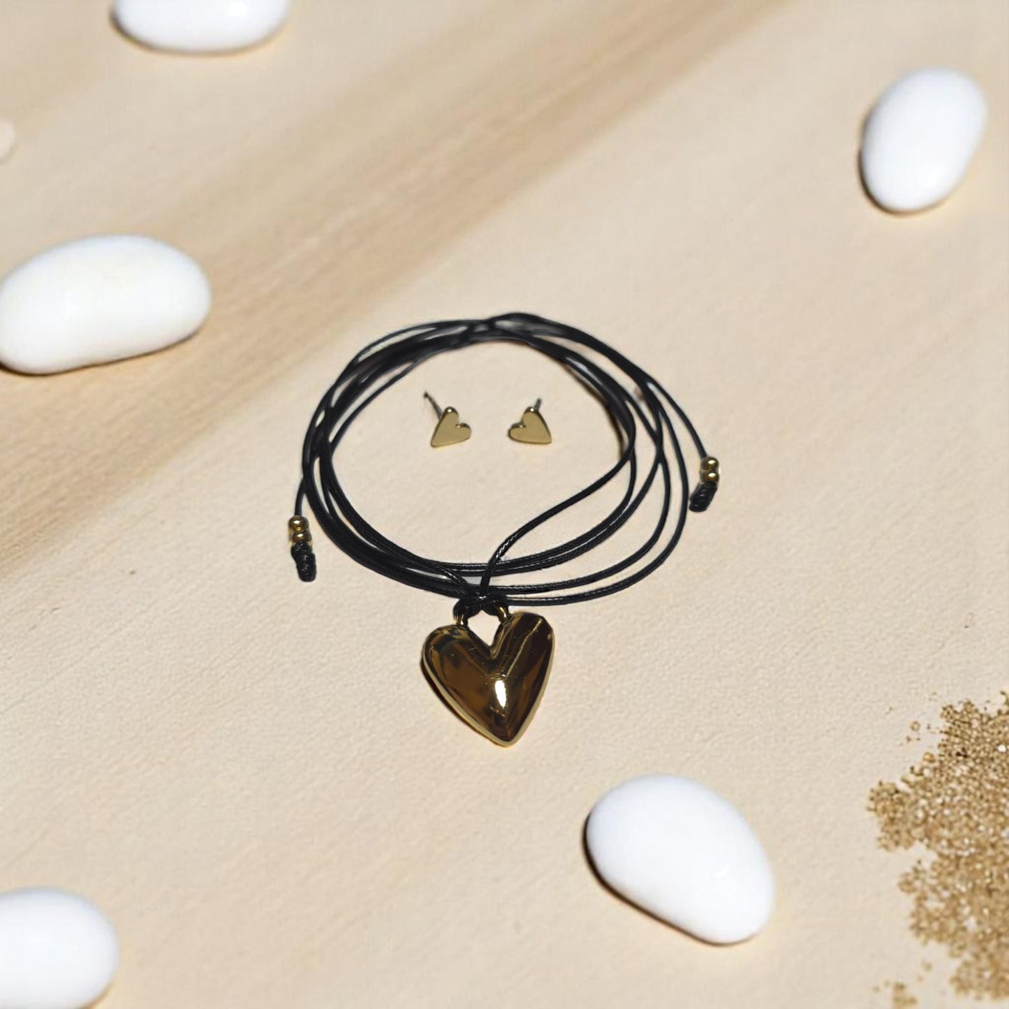Set Cuerito Corazón Gold sobre fondo natural con piedras blancas