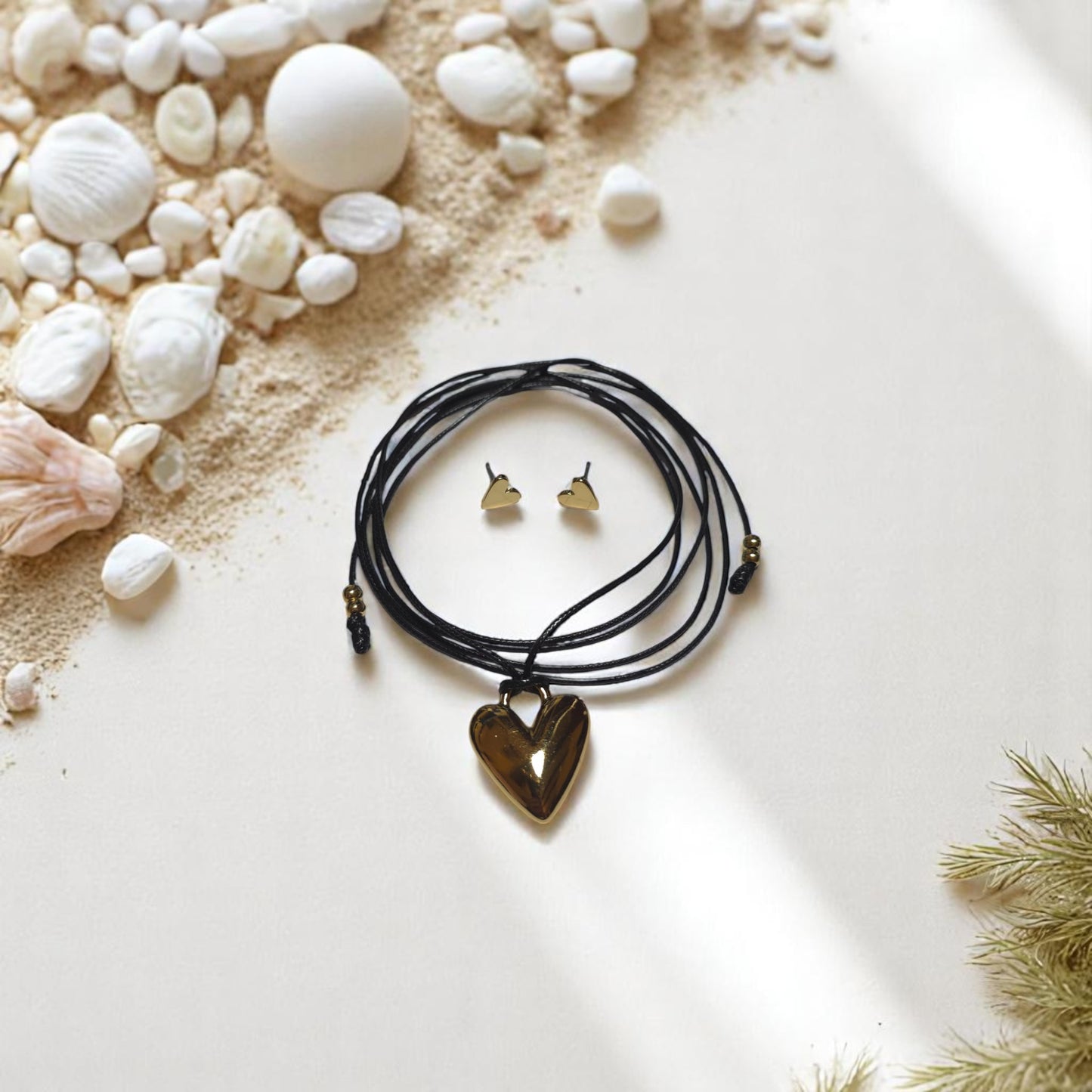 Set de collar con cuerina negra y dije de corazón dorado