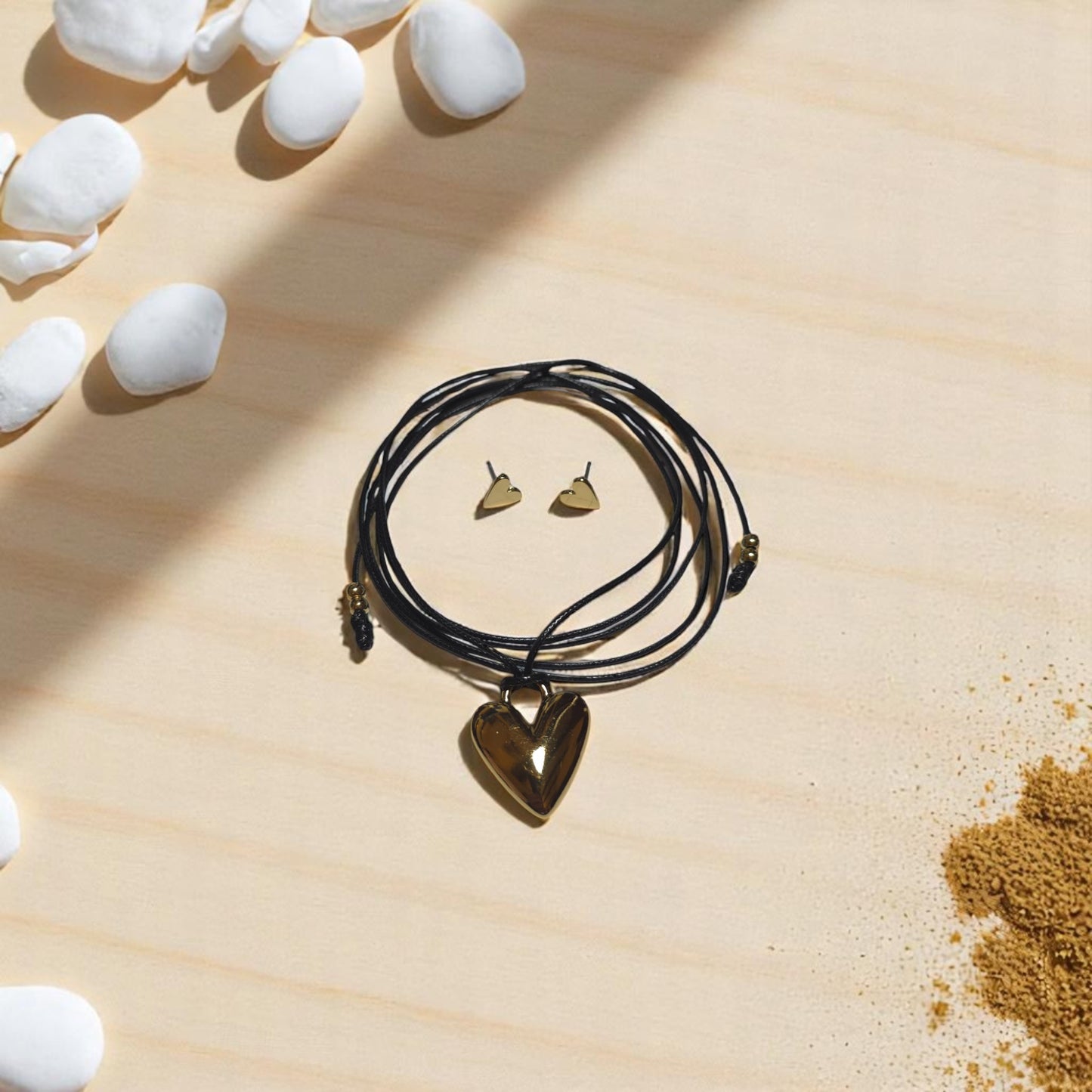 Accesorios femeninos con diseño boho y acabado dorado espejo