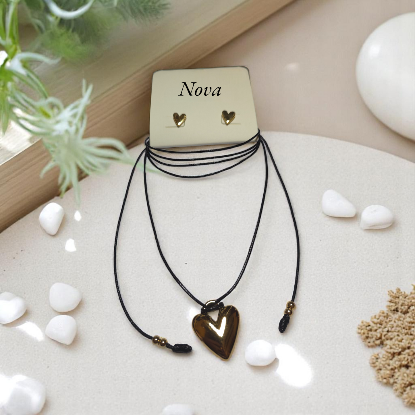 Set de collar con cuerina negra y dije de corazón dorado