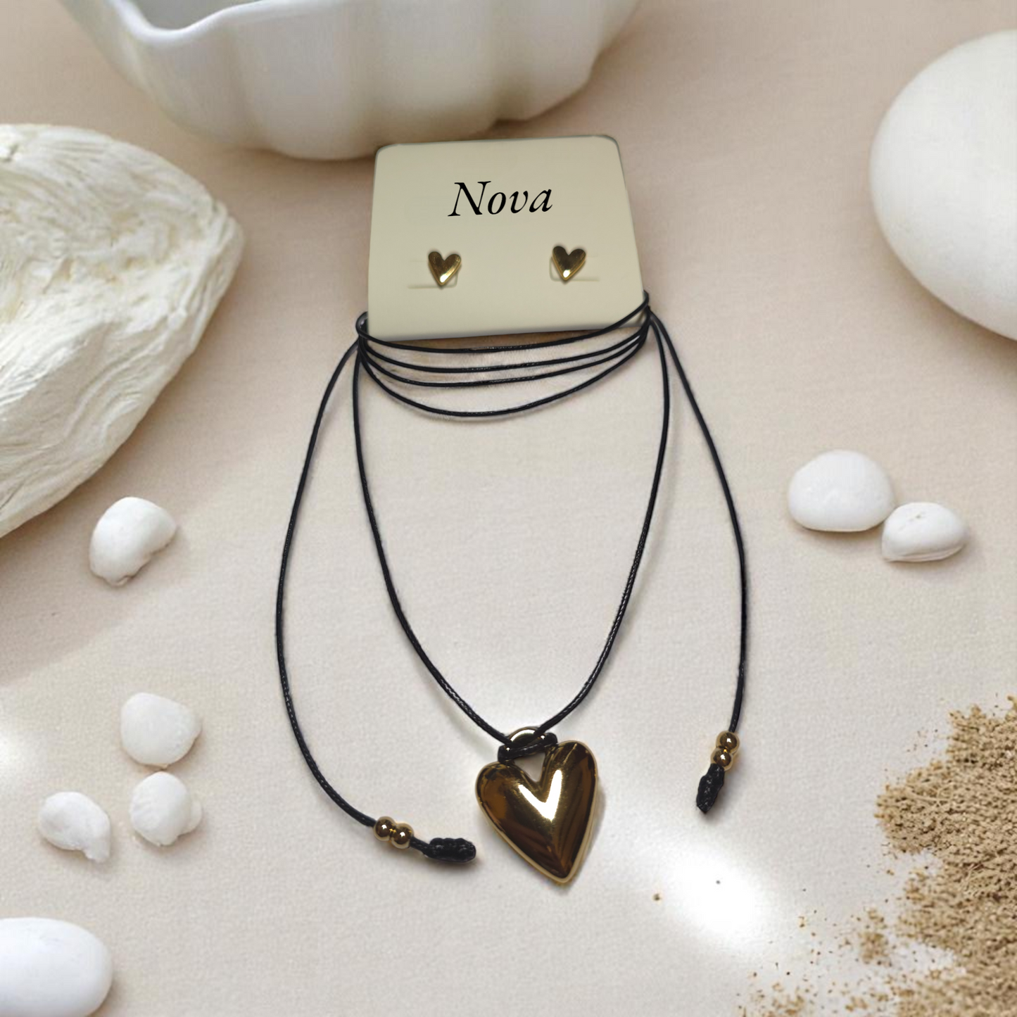 Joyería romántica con diseño de corazón en tono dorado
