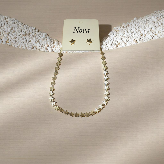 Choker de estrellas doradas con aretes tipo stud sobre fondo beige