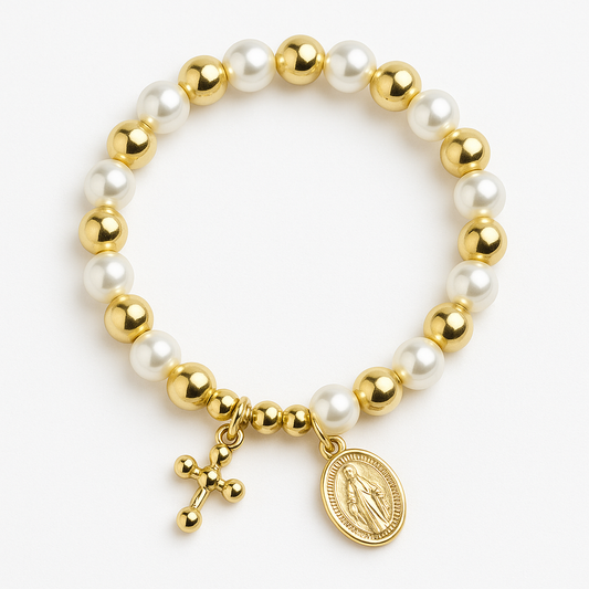 Detalle de cruz dorada en pulsera espiritual de mujer